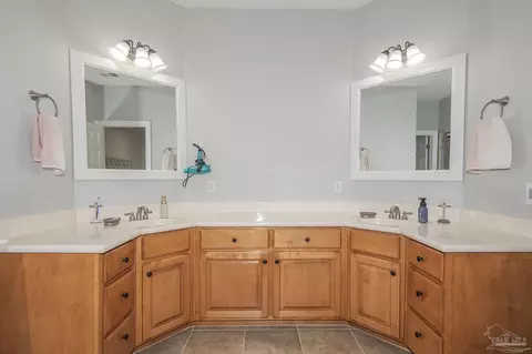 Bath - 4217 Byrnwyck Pl, Pace, FL 32571 photo 4 of 8