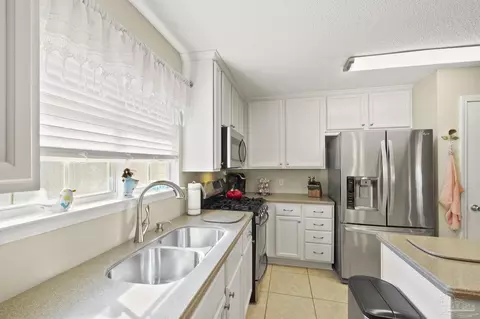 Kitchen - 3004 Harlington Pl, Cantonment, FL 32533 photo 4 of 4