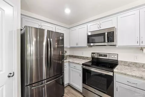 Kitchen - 3988 Edgefield St, Pace, FL 32571 photo 4 of 4