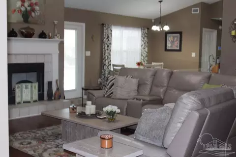 Living - 4016 Willis Way, Milton, FL 32583 photo 4 of 6