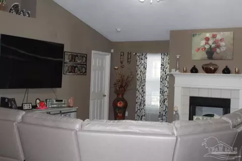 Living - 4016 Willis Way, Milton, FL 32583 photo 2 of 6