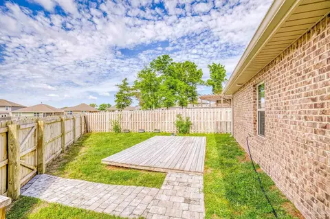 Exterior - 5595 Blue Sky Ct, Milton, FL 32583 photo 7 of 14