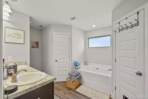 Bath - 5595 Blue Sky Ct, Milton, FL 32583 photo 2 of 3