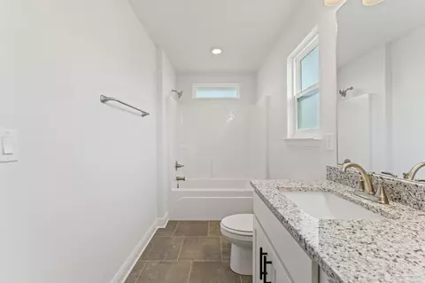 Bath - 2946 N 10th Ave, Milton, FL 32583 photo 2 of 3