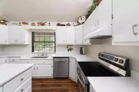 Kitchen - 5522 Chipper Ln, Pace, FL 32571 photo 5 of 5