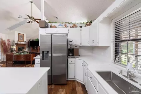 Kitchen - 5522 Chipper Ln, Pace, FL 32571 photo 4 of 5
