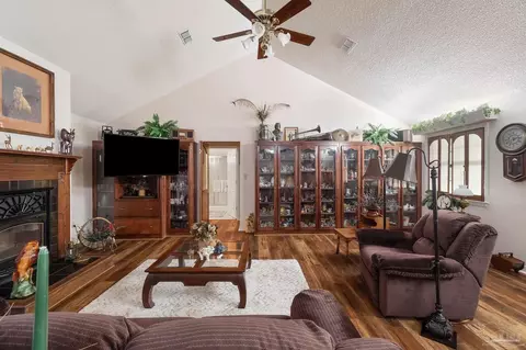 Living - 5522 Chipper Ln, Pace, FL 32571 photo 2 of 4