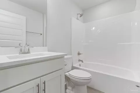 Bath - 2986 N 10th Ave, Milton, FL 32583 photo 2 of 3
