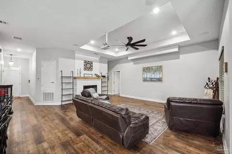 Living - 546 Griswold Rd, Jay, FL 32565 photo 3 of 4
