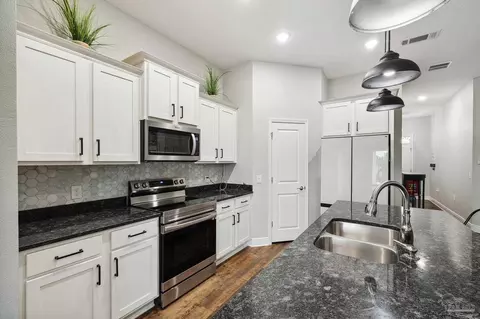 Kitchen - 546 Griswold Rd, Jay, FL 32565 photo 4 of 7
