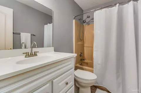 Bath - 5400 Hamilton Ln, Pace, FL 32571 photo 3 of 3