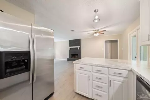Kitchen - 4846 Lynn Dr, Pace, FL 32571 photo 4 of 4