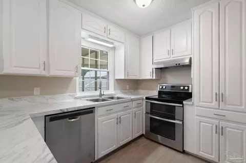 Kitchen - 4846 Lynn Dr, Pace, FL 32571 photo 3 of 4