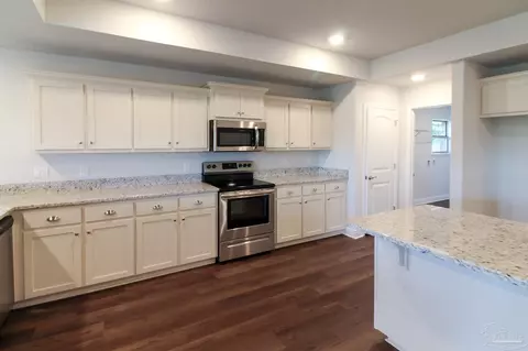 Kitchen - 6528 Benelli Dr, Milton, FL 32570 photo 4 of 5