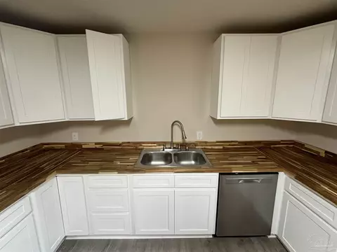 Kitchen - 6744 Ellis Rd, Jay, FL 32565 photo 4 of 6