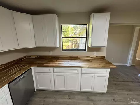 Kitchen - 6744 Ellis Rd, Jay, FL 32565 photo 3 of 6