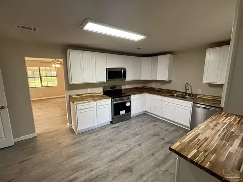 Kitchen - 6744 Ellis Rd, Jay, FL 32565 photo 6 of 6