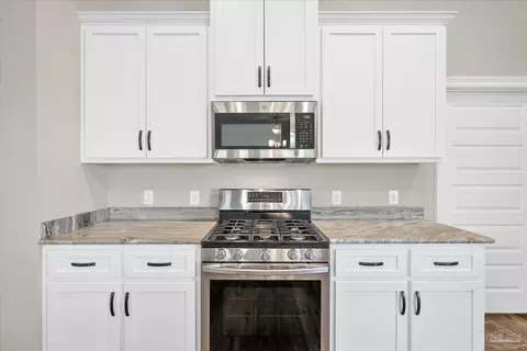 Kitchen - 8934 Skip Stone Rd, Milton, FL 32583 photo 8 of 8