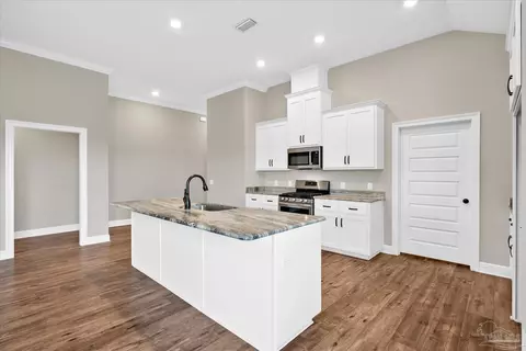 Kitchen - 8934 Skip Stone Rd, Milton, FL 32583 photo 5 of 8