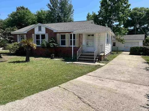 215 Berry Rd, Pensacola, FL 32507