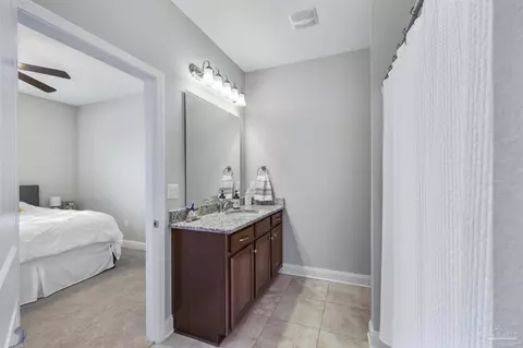 Bath - 4915 Red Oak Dr, Milton, FL 32583 photo 4 of 5