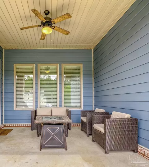 Exterior - 4915 Red Oak Dr, Milton, FL 32583 photo 4 of 11