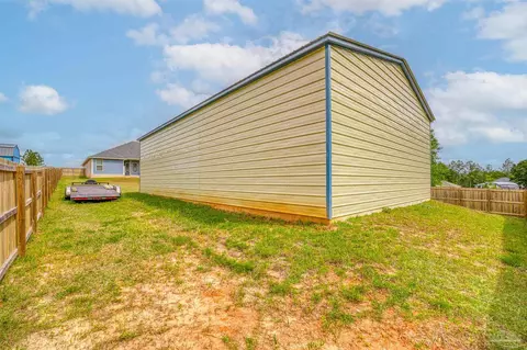 Exterior - 4915 Red Oak Dr, Milton, FL 32583 photo 9 of 11