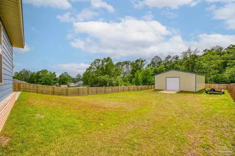 Exterior - 4915 Red Oak Dr, Milton, FL 32583 photo 7 of 11