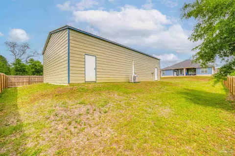 Exterior - 4915 Red Oak Dr, Milton, FL 32583 photo 8 of 11