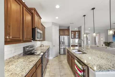 Kitchen - 4915 Red Oak Dr, Milton, FL 32583 photo 4 of 5