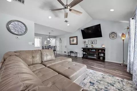 Living - 664 Phelps Rd, Milton, FL 32570 photo 1 of 1