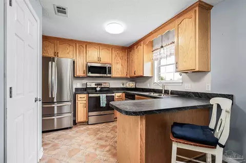 Kitchen - 664 Phelps Rd, Milton, FL 32570 photo 4 of 6