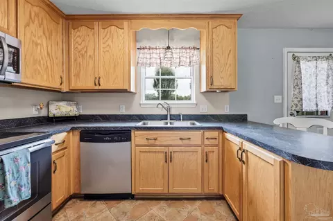 Kitchen - 664 Phelps Rd, Milton, FL 32570 photo 3 of 6