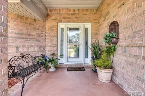 2086 Hawthorne Dr, Navarre, FL 32566