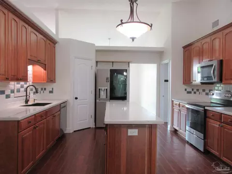 Kitchen - 5132 Seneca Trl, Milton, FL 32583 photo 5 of 9