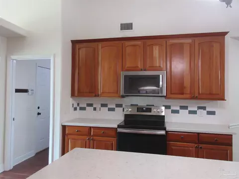 Kitchen - 5132 Seneca Trl, Milton, FL 32583 photo 7 of 9