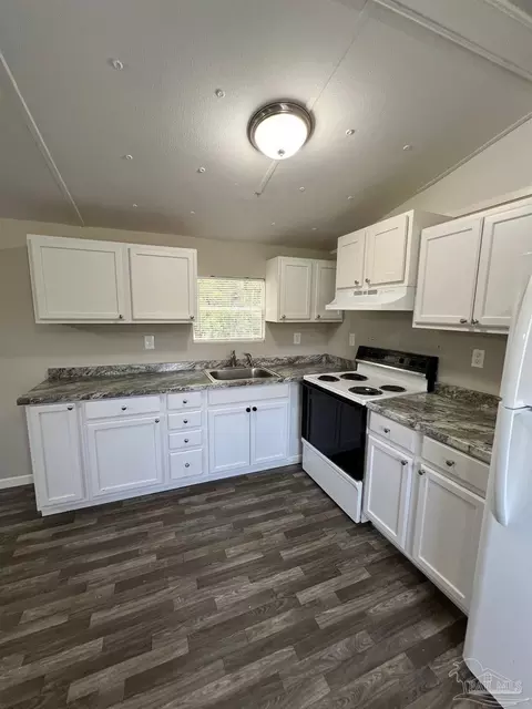 902 Brookhills Dr, Cantonment, FL 32533 photo 4