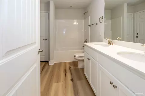 Bath - 6270 Pineapple Dr, Milton, FL 32570 photo 4 of 5
