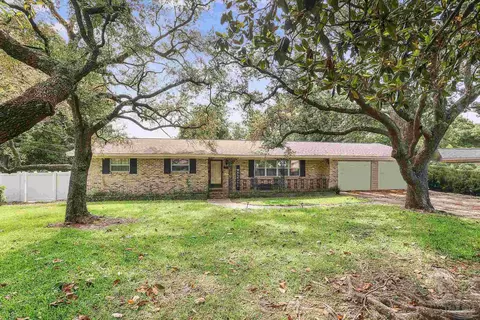 104 Florida Ave, Gulf Breeze, FL 32561