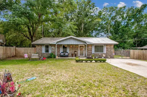 1148 Woodlake Dr, Cantonment, FL 32533