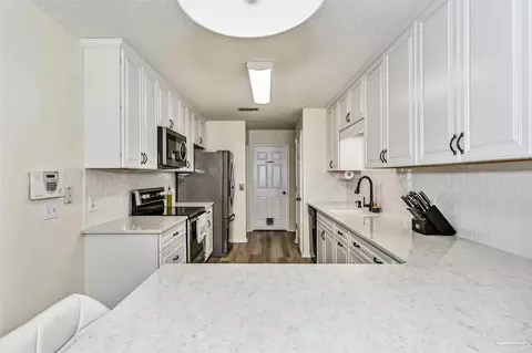Kitchen - 5543 Chantilly Cir, Milton, FL 32583 photo 2 of 5