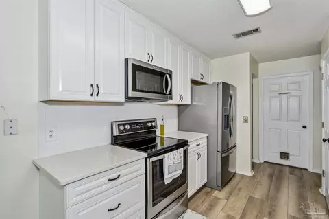 Kitchen - 5543 Chantilly Cir, Milton, FL 32583 photo 4 of 5