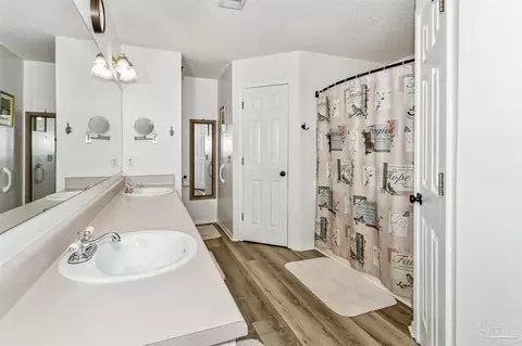 Bath - 5543 Chantilly Cir, Milton, FL 32583 photo 1 of 2