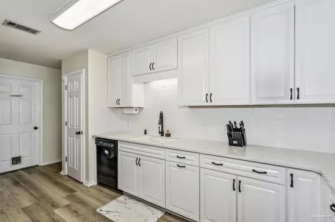 Kitchen - 5543 Chantilly Cir, Milton, FL 32583 photo 3 of 5