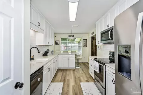 Kitchen - 5543 Chantilly Cir, Milton, FL 32583 photo 5 of 5