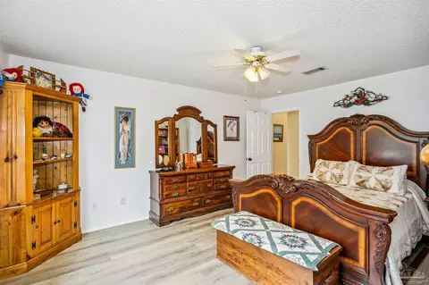 Bedroom - 5543 Chantilly Cir, Milton, FL 32583 photo 2 of 4