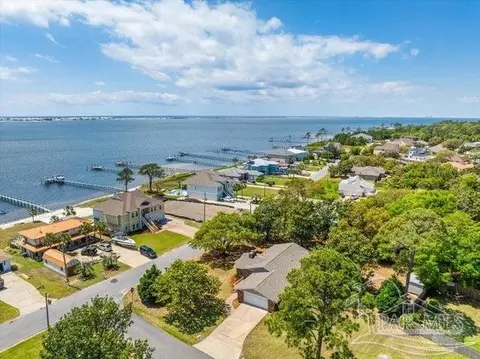 7540 N Shores Dr, Navarre, FL 32566