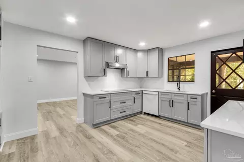 Kitchen - 6467 Outer Dr, Milton, FL 32570 photo 3 of 4