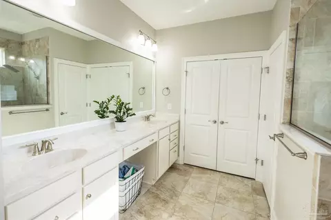 Bath - 7915 Silver Maple Dr, Milton, FL 32583 photo 2 of 6