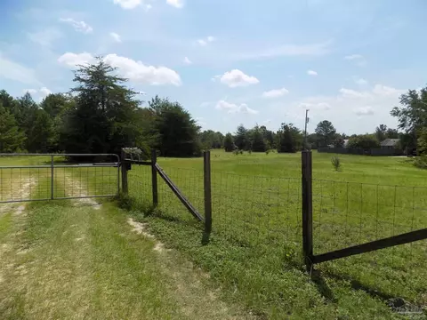 000 Douglas Dr, Milton, FL 32583